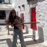 Tuba Büyüküstün Instagram – Mavi, kırmızı ve beyaz bir Bodrum gününden.. denizden esen tuz kokusu.. 🤍🕊️