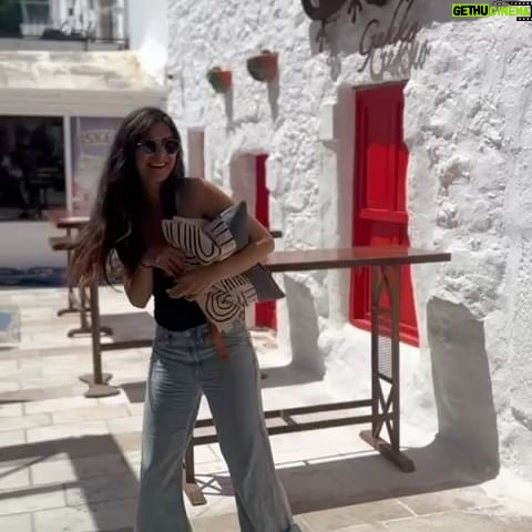 Tuba Büyüküstün Instagram - Mavi, kırmızı ve beyaz bir Bodrum gününden.. denizden esen tuz kokusu.. 🤍🕊️