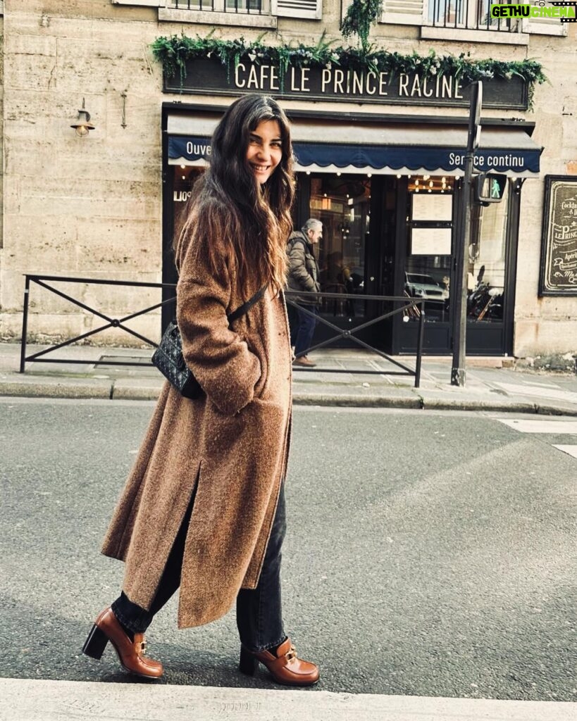 Tuba Büyüküstün Instagram - Some moments to remember, some feelings to keep on my face, in my heart.. always thankful..🤍 #paris #street #smile #moment