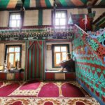 Tuba Ünsal Instagram – 1850 yılında insaa ediliyor.Rengarenk kök boyalarla boyanmıs gordüğüm en güzel camilerden.Cemaati yok.Genelde Macahel de merkez camiye gidiyorlar.Burası da böyle yalnız kalmış. 

@endemictours 
#tavsiye