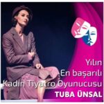 Tuba Ünsal Instagram – Ilk kez sahneye 14 yaşında çıktım. Okulun tiyatro kolunun hazırladıği amator bir oyundu fakat  muazzam bir disiplinle çalışıyorduk. Bacaklarım titreyerek sahneye ilk çıkışımı hatırlıyorum, kendi kendime “Hadi Tuba yaparsın” diye ilk cesaretlendirmem ve sonunda tam üzerimden korkuyu attığım an  okulun mudurunun 20 dk sonra oyunu bitirip “Hadi cocuklar uzadı program bitirin artık” demesi… BoOM muazzam bir travma.Asla yılmadım.  Bu beni daha da motive etti ve ilk paramı tiyatrodan kazanmaya başladım
 ilk profesyonel oyunculuk kariyerim Kartal Sanat Tiyatrosunda 16 yaşında,  herseyimizi kendimizin yaptığı cay getir goturleri arasında başladı. Ardından Sadri Alışık Kültür Merkezinde Kesanlı Ali Destanı, Guguk Kuşu oyunları ile artik sahne tozunu ışıklarla uzerime serpmiştim. Daha sonrasinda hocam Kayhan Yıldızoğlunun destegiyle yapımcılık hayatım başladı. Hayalini kurduğum kadın hikayelerini tiyatroya adapte etmeye karar verişim, bolca çaba, kan ter göz yaşıyla gelen ödüller ve arada da yıkılışlarım….
Allahım iyiki hepsini yaşadim diye hergun şükür ediyorum. Ben tiyatromu da sahnemi de çok seviyorum.
Yasasinn Dunya  Tiyatrolar Günümüz