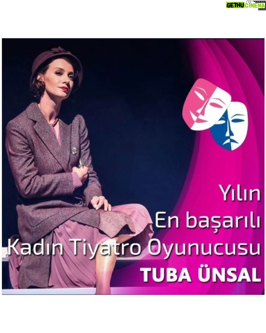 Tuba Ünsal Instagram - Ilk kez sahneye 14 yaşında çıktım. Okulun tiyatro kolunun hazırladıği amator bir oyundu fakat muazzam bir disiplinle çalışıyorduk. Bacaklarım titreyerek sahneye ilk çıkışımı hatırlıyorum, kendi kendime "Hadi Tuba yaparsın" diye ilk cesaretlendirmem ve sonunda tam üzerimden korkuyu attığım an okulun mudurunun 20 dk sonra oyunu bitirip "Hadi cocuklar uzadı program bitirin artık" demesi... BoOM muazzam bir travma.Asla yılmadım. Bu beni daha da motive etti ve ilk paramı tiyatrodan kazanmaya başladım ilk profesyonel oyunculuk kariyerim Kartal Sanat Tiyatrosunda 16 yaşında, herseyimizi kendimizin yaptığı cay getir goturleri arasında başladı. Ardından Sadri Alışık Kültür Merkezinde Kesanlı Ali Destanı, Guguk Kuşu oyunları ile artik sahne tozunu ışıklarla uzerime serpmiştim. Daha sonrasinda hocam Kayhan Yıldızoğlunun destegiyle yapımcılık hayatım başladı. Hayalini kurduğum kadın hikayelerini tiyatroya adapte etmeye karar verişim, bolca çaba, kan ter göz yaşıyla gelen ödüller ve arada da yıkılışlarım.... Allahım iyiki hepsini yaşadim diye hergun şükür ediyorum. Ben tiyatromu da sahnemi de çok seviyorum. Yasasinn Dunya Tiyatrolar Günümüz