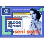 Tuba Ünsal Instagram – Ilk kez sahneye 14 yaşında çıktım. Okulun tiyatro kolunun hazırladıği amator bir oyundu fakat  muazzam bir disiplinle çalışıyorduk. Bacaklarım titreyerek sahneye ilk çıkışımı hatırlıyorum, kendi kendime “Hadi Tuba yaparsın” diye ilk cesaretlendirmem ve sonunda tam üzerimden korkuyu attığım an  okulun mudurunun 20 dk sonra oyunu bitirip “Hadi cocuklar uzadı program bitirin artık” demesi… BoOM muazzam bir travma.Asla yılmadım.  Bu beni daha da motive etti ve ilk paramı tiyatrodan kazanmaya başladım
 ilk profesyonel oyunculuk kariyerim Kartal Sanat Tiyatrosunda 16 yaşında,  herseyimizi kendimizin yaptığı cay getir goturleri arasında başladı. Ardından Sadri Alışık Kültür Merkezinde Kesanlı Ali Destanı, Guguk Kuşu oyunları ile artik sahne tozunu ışıklarla uzerime serpmiştim. Daha sonrasinda hocam Kayhan Yıldızoğlunun destegiyle yapımcılık hayatım başladı. Hayalini kurduğum kadın hikayelerini tiyatroya adapte etmeye karar verişim, bolca çaba, kan ter göz yaşıyla gelen ödüller ve arada da yıkılışlarım….
Allahım iyiki hepsini yaşadim diye hergun şükür ediyorum. Ben tiyatromu da sahnemi de çok seviyorum.
Yasasinn Dunya  Tiyatrolar Günümüz
