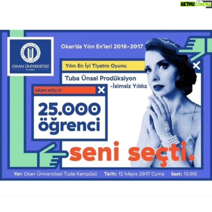 Tuba Ünsal Instagram - Ilk kez sahneye 14 yaşında çıktım. Okulun tiyatro kolunun hazırladıği amator bir oyundu fakat muazzam bir disiplinle çalışıyorduk. Bacaklarım titreyerek sahneye ilk çıkışımı hatırlıyorum, kendi kendime "Hadi Tuba yaparsın" diye ilk cesaretlendirmem ve sonunda tam üzerimden korkuyu attığım an okulun mudurunun 20 dk sonra oyunu bitirip "Hadi cocuklar uzadı program bitirin artık" demesi... BoOM muazzam bir travma.Asla yılmadım. Bu beni daha da motive etti ve ilk paramı tiyatrodan kazanmaya başladım ilk profesyonel oyunculuk kariyerim Kartal Sanat Tiyatrosunda 16 yaşında, herseyimizi kendimizin yaptığı cay getir goturleri arasında başladı. Ardından Sadri Alışık Kültür Merkezinde Kesanlı Ali Destanı, Guguk Kuşu oyunları ile artik sahne tozunu ışıklarla uzerime serpmiştim. Daha sonrasinda hocam Kayhan Yıldızoğlunun destegiyle yapımcılık hayatım başladı. Hayalini kurduğum kadın hikayelerini tiyatroya adapte etmeye karar verişim, bolca çaba, kan ter göz yaşıyla gelen ödüller ve arada da yıkılışlarım.... Allahım iyiki hepsini yaşadim diye hergun şükür ediyorum. Ben tiyatromu da sahnemi de çok seviyorum. Yasasinn Dunya Tiyatrolar Günümüz