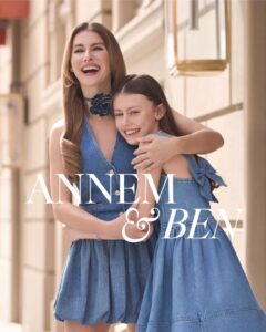 Tuba Ünsal Instagram - Tuba ve Sare koleksiyonu anne-kız koleksiyonu olmanin çok ötesinde şahane bir iş oldu. Sizinle paylaşmak için heyecanlıyız.Tum süreçte Sare kendi koleksiyonu icin tüm @koton ekibiyle incelikli bir çalışma yaptı. Hazırsanız başlıyoruz