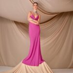 Tuba Ünsal Instagram - ELLE 25 YAŞINDA! İşte yedinci kapağımız! «SÜREKLİ DÖNÜŞÜMLE GÜÇLENMEK» Tuba Ünsal’ı ekranda ilk gördüğümüzde 15 yaşındaydı. O günden beri hayatının pek çok değişik duygusal ve kreatif yolculuğuna şahit olduk; gelişimini, vizyonunu ve özellikle moda oyunundaki kendine has yorumlarını yakından takip ettik. Dönüşmeyi ve içinden başka başka Tuba’lar çıkarmayı sevdiği kesin. Tıpkı çok sevdiği Bulgarı’nin deri değiştirerek evrilen ve nesilden nesile kadın güçlenmesinin sembolü haline gelen ikonik koleksiyonu Serpenti gibi. ELLE Mayıs 25.yıl özel koleksiyon sayısını bayiilerden ve dergiburda.com’dan alabilir, trendyol, getir, n11 ve hepsiburada’dan sipariş verebilirsiniz. @tubaunsal #tubaünsal @elleturkiye X @bulgari #ELLE #ELLE25 #ELLE25Yaşında #ELLEMayıs #ELLEMayısSayısı @elleturkiye @elleinternational Röportaj & Yayın Direktörü: @meldanar13 Fotoğraflar: @kasanharaarslan Moda Direktörü: @asilasli Saç: @mustafa_akguul @ulasyenicehair Makyaj: @alirizaozdemir Set Tasarım&Dekor: @comertcan Prodüktör: @w_leyla Retouch: @ashkanramezani_t Fotoğraf Asistanları: @acihancanberk @cagdasezginn Moda Direktörü Asistanı: @damlareisoglu Moda Ekibi Asistanı: @dilagorugen Makyaj Asistanı: @yigitizgii Saç Asistanı: @enesakizci Set Tasarım&Dekor Asistanı: @sltnayseyll ‘Serpenti’ High Jewellery kolye, Bilezik, Küpe, @bulgari ‘Serpenti’ High Jewellery kolye, Bilezik, ‘Serpenti’ yüzük, ‘Serpenti Seduttori’ saat, @bulgari