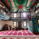 Tuba Ünsal Instagram – 1850 yılında insaa ediliyor.Rengarenk kök boyalarla boyanmıs gordüğüm en güzel camilerden.Cemaati yok.Genelde Macahel de merkez camiye gidiyorlar.Burası da böyle yalnız kalmış. 

@endemictours 
#tavsiye