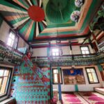 Tuba Ünsal Instagram – 1850 yılında insaa ediliyor.Rengarenk kök boyalarla boyanmıs gordüğüm en güzel camilerden.Cemaati yok.Genelde Macahel de merkez camiye gidiyorlar.Burası da böyle yalnız kalmış. 

@endemictours 
#tavsiye