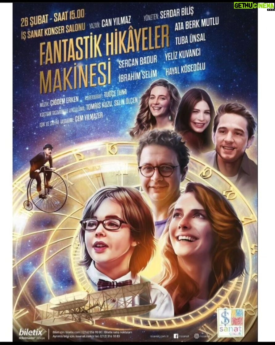 Tuba Ünsal Instagram - Ilk kez sahneye 14 yaşında çıktım. Okulun tiyatro kolunun hazırladıği amator bir oyundu fakat muazzam bir disiplinle çalışıyorduk. Bacaklarım titreyerek sahneye ilk çıkışımı hatırlıyorum, kendi kendime "Hadi Tuba yaparsın" diye ilk cesaretlendirmem ve sonunda tam üzerimden korkuyu attığım an okulun mudurunun 20 dk sonra oyunu bitirip "Hadi cocuklar uzadı program bitirin artık" demesi... BoOM muazzam bir travma.Asla yılmadım. Bu beni daha da motive etti ve ilk paramı tiyatrodan kazanmaya başladım ilk profesyonel oyunculuk kariyerim Kartal Sanat Tiyatrosunda 16 yaşında, herseyimizi kendimizin yaptığı cay getir goturleri arasında başladı. Ardından Sadri Alışık Kültür Merkezinde Kesanlı Ali Destanı, Guguk Kuşu oyunları ile artik sahne tozunu ışıklarla uzerime serpmiştim. Daha sonrasinda hocam Kayhan Yıldızoğlunun destegiyle yapımcılık hayatım başladı. Hayalini kurduğum kadın hikayelerini tiyatroya adapte etmeye karar verişim, bolca çaba, kan ter göz yaşıyla gelen ödüller ve arada da yıkılışlarım.... Allahım iyiki hepsini yaşadim diye hergun şükür ediyorum. Ben tiyatromu da sahnemi de çok seviyorum. Yasasinn Dunya Tiyatrolar Günümüz