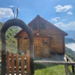 Tuba Ünsal Instagram – Karadeniz uzun zamandır gelmek istediğim bir bölge. Hızlı bir kararla bir günde karar verip bavul yapıp yola çıkıyorum. Seyehat olayında uzun zaman onceden baslamıyor benim planlar.O an neye ihtiyacım varsa ona gore bir rota belirliyorum. Bu sefer ruhumdan doğa sesleri yükseliyor. Ilk durağım @hakoni.house Selen ve Selçuk hemen organize ediyorlar beni. Fındıklı köyunun en guzel noktasında rüya gibi bir otel. Sanırım Karadenizin en güzel otellerinden. Sahibi Osman beylerin yaylalarına çıkmak ıcin plan yapıyoruz
Hokana otelden 1 saatte Kayadibi yaylasina variyoruz.Bulutlar deniz gibi altimiza serilmis.Oradan daha yukarıya Kucuk yaylaya cikiyoruz. 2540 metre yuksekteyiz. Her yerde likapa bizim bildigimiz ismiyle yaban mersinleri var.inanilmaz bir manzara ve yesilin her tonu nefes kesici. Arkasindan buzullarla kapli bir yoldan gecip Ovid golune geliyoruz.Hakoni isletmecisi aile üyesi Selçuk hemen göle atlıyor.Uzunca bir sure Hakoninin inşaatıyla ugrastığı icin bu sene  deniz, göl hayal olmuş. 
Fındıklı da hersey masal gibi.Selalede yuzuyoruz, eski yasami gormek icin konakları dolasıyoruz ve inanilmaz lezzetli yemekler yiyoruz

En lezzetli yemekleri yediğimiz yerlerden biri Livadi restaurant nehir kenarında bir isletme.Sanırim en iyi muhlamayi burada yedim.Gun batıminda da gelebilirsiniz dolunayda ayın yansımasıyla aksam yemegi de sefalı. Kavurma da burada yemeniz gereken lezzetlerden biri. 
Diger bir önerim de Abu su ürunlerinde somon yemeniz. Kremalı olanı tam bir umami. 
Bir de Isabella diye bir üzüm kesfediyorum. Müthis bir koku
 Yediğim diğer hicbir üzüme  benzemiyor
Herseyin otesinde bu seyehatin en güzel tarafi Osman beyi, Merih hanımı  Selçuğu tanımaktı. Uzun zamandır tanıdığım en güzel insanlar.Simdi rotada Macahel