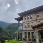 Tuba Ünsal Instagram – Karadeniz uzun zamandır gelmek istediğim bir bölge. Hızlı bir kararla bir günde karar verip bavul yapıp yola çıkıyorum. Seyehat olayında uzun zaman onceden baslamıyor benim planlar.O an neye ihtiyacım varsa ona gore bir rota belirliyorum. Bu sefer ruhumdan doğa sesleri yükseliyor. Ilk durağım @hakoni.house Selen ve Selçuk hemen organize ediyorlar beni. Fındıklı köyunun en guzel noktasında rüya gibi bir otel. Sanırım Karadenizin en güzel otellerinden. Sahibi Osman beylerin yaylalarına çıkmak ıcin plan yapıyoruz
Hokana otelden 1 saatte Kayadibi yaylasina variyoruz.Bulutlar deniz gibi altimiza serilmis.Oradan daha yukarıya Kucuk yaylaya cikiyoruz. 2540 metre yuksekteyiz. Her yerde likapa bizim bildigimiz ismiyle yaban mersinleri var.inanilmaz bir manzara ve yesilin her tonu nefes kesici. Arkasindan buzullarla kapli bir yoldan gecip Ovid golune geliyoruz.Hakoni isletmecisi aile üyesi Selçuk hemen göle atlıyor.Uzunca bir sure Hakoninin inşaatıyla ugrastığı icin bu sene  deniz, göl hayal olmuş. 
Fındıklı da hersey masal gibi.Selalede yuzuyoruz, eski yasami gormek icin konakları dolasıyoruz ve inanilmaz lezzetli yemekler yiyoruz

En lezzetli yemekleri yediğimiz yerlerden biri Livadi restaurant nehir kenarında bir isletme.Sanırim en iyi muhlamayi burada yedim.Gun batıminda da gelebilirsiniz dolunayda ayın yansımasıyla aksam yemegi de sefalı. Kavurma da burada yemeniz gereken lezzetlerden biri. 
Diger bir önerim de Abu su ürunlerinde somon yemeniz. Kremalı olanı tam bir umami. 
Bir de Isabella diye bir üzüm kesfediyorum. Müthis bir koku
 Yediğim diğer hicbir üzüme  benzemiyor
Herseyin otesinde bu seyehatin en güzel tarafi Osman beyi, Merih hanımı  Selçuğu tanımaktı. Uzun zamandır tanıdığım en güzel insanlar.Simdi rotada Macahel