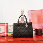 Tuba Ünsal Instagram – Dior Addict with love

The Bag is  Book Tote Macrocannage Leather

#reklam