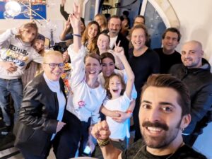 Tuba Ünsal Instagram - Akşamdan pastalar hazırlandı.Hatta ablam yaptığını begenmeyip yenisini tekrar yaptı.Ben fasulyeden dondurmamı hazırladım Gonca cıtır tavukları, annem, eniştem pizzaları, Orhan abi cikolatalı muzları derken ufaklıklar minik minik gelmeye başladı. Oyle bir yaş ki 10 yaş herseyin ortası gibi.Hala çocuk ama cocuklara ait hiç bir seyden hoşlanmiyor.Mirgun sorular hazırladı ve "Kim milyoner olmak ister" oynadılar. Bütün cocuklar bir sekil odülü kazandı:) Sorular çok iyiydi. Bu doğum gününde hediye istemedi Civan onun yerine herkesten kapalı zarfta kumbarasına destek istedi daha büyük hayalleri için para topluyor. Kapalı zarfta olursa kimin ne vereceği belli olmayacagı için herkes butcesine gore katkı yapabilirmiş, kimse utanmazmış:) Iyiki doğdun Civan Mert. Ev yapımı doğum gününde kendi çocukluğumu hatırladım , herseyin el yapımı olduğu duyguların en gerçek olduğu zamanları❤