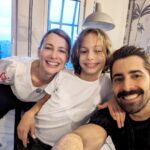 Tuba Ünsal Instagram - Akşamdan pastalar hazırlandı.Hatta ablam yaptığını begenmeyip yenisini tekrar yaptı.Ben fasulyeden dondurmamı hazırladım Gonca cıtır tavukları, annem, eniştem pizzaları, Orhan abi cikolatalı muzları derken ufaklıklar minik minik gelmeye başladı. Oyle bir yaş ki 10 yaş herseyin ortası gibi.Hala çocuk ama cocuklara ait hiç bir seyden hoşlanmiyor.Mirgun sorular hazırladı ve "Kim milyoner olmak ister" oynadılar. Bütün cocuklar bir sekil odülü kazandı:) Sorular çok iyiydi. Bu doğum gününde hediye istemedi Civan onun yerine herkesten kapalı zarfta kumbarasına destek istedi daha büyük hayalleri için para topluyor. Kapalı zarfta olursa kimin ne vereceği belli olmayacagı için herkes butcesine gore katkı yapabilirmiş, kimse utanmazmış:) Iyiki doğdun Civan Mert. Ev yapımı doğum gününde kendi çocukluğumu hatırladım , herseyin el yapımı olduğu duyguların en gerçek olduğu zamanları❤