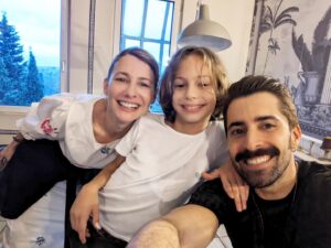 Tuba Ünsal Instagram - Akşamdan pastalar hazırlandı.Hatta ablam yaptığını begenmeyip yenisini tekrar yaptı.Ben fasulyeden dondurmamı hazırladım Gonca cıtır tavukları, annem, eniştem pizzaları, Orhan abi cikolatalı muzları derken ufaklıklar minik minik gelmeye başladı. Oyle bir yaş ki 10 yaş herseyin ortası gibi.Hala çocuk ama cocuklara ait hiç bir seyden hoşlanmiyor.Mirgun sorular hazırladı ve "Kim milyoner olmak ister" oynadılar. Bütün cocuklar bir sekil odülü kazandı:) Sorular çok iyiydi. Bu doğum gününde hediye istemedi Civan onun yerine herkesten kapalı zarfta kumbarasına destek istedi daha büyük hayalleri için para topluyor. Kapalı zarfta olursa kimin ne vereceği belli olmayacagı için herkes butcesine gore katkı yapabilirmiş, kimse utanmazmış:) Iyiki doğdun Civan Mert. Ev yapımı doğum gününde kendi çocukluğumu hatırladım , herseyin el yapımı olduğu duyguların en gerçek olduğu zamanları❤