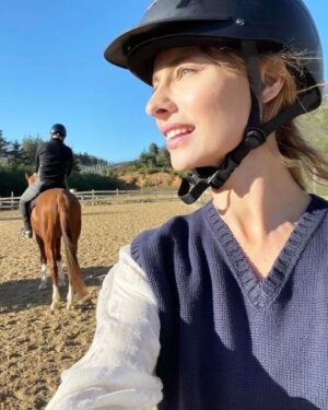 Tuba Ünsal Instagram - At müthis bir öğretmen. Yavaş yavaş korkularından sıyrılıp üzerinde özgürlestiğinde muthiş keyif alıyorsun. Hayat gibi...Sen onu kontrol etmezsen o seni etmeye başlıyor.Dizginlerin sizde olduğunu hep hissetmeli❤