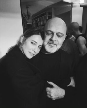 Tuba Ünsal Instagram - Muazzam bir sanatçı. Her zaman yanyana gelemiyoruz geldiğimde de bırakmıyorum sıkıştırıyorum.Tuba Loves @husseinchalayanofficial
