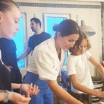 Tuba Ünsal Instagram - Akşamdan pastalar hazırlandı.Hatta ablam yaptığını begenmeyip yenisini tekrar yaptı.Ben fasulyeden dondurmamı hazırladım Gonca cıtır tavukları, annem, eniştem pizzaları, Orhan abi cikolatalı muzları derken ufaklıklar minik minik gelmeye başladı. Oyle bir yaş ki 10 yaş herseyin ortası gibi.Hala çocuk ama cocuklara ait hiç bir seyden hoşlanmiyor.Mirgun sorular hazırladı ve "Kim milyoner olmak ister" oynadılar. Bütün cocuklar bir sekil odülü kazandı:) Sorular çok iyiydi. Bu doğum gününde hediye istemedi Civan onun yerine herkesten kapalı zarfta kumbarasına destek istedi daha büyük hayalleri için para topluyor. Kapalı zarfta olursa kimin ne vereceği belli olmayacagı için herkes butcesine gore katkı yapabilirmiş, kimse utanmazmış:) Iyiki doğdun Civan Mert. Ev yapımı doğum gününde kendi çocukluğumu hatırladım , herseyin el yapımı olduğu duyguların en gerçek olduğu zamanları❤