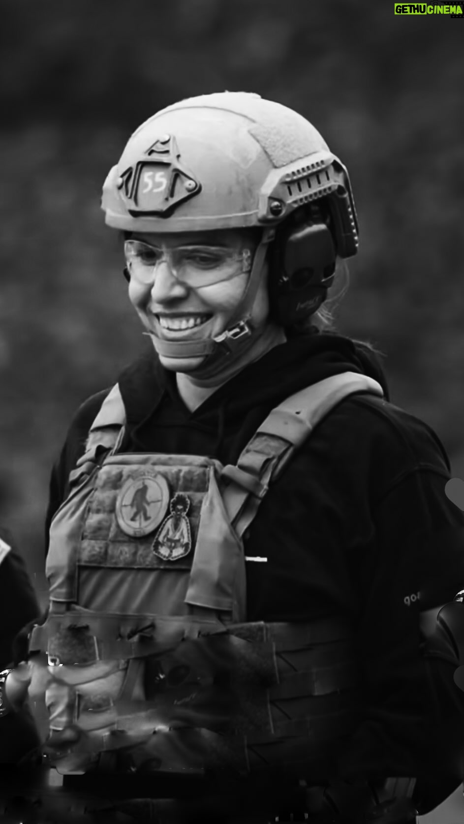 Tulsi Gabbard Instagram - #fbf Former congresswoman and current SOF soldier @tulsigabbard with a clean run at the 2022 @sfcharitabletrust Celebrity Green Beret Tactical Challenge. The only miss was the fist bump. What does the Special Forces Charitable Trust do? “We take care of Green Berets and their families.” End of the year giving time is here. Everything helps. Visit this url or click the link in my bio. www.specialforcescharitabletrust.org DOL 🎥: me (@redleader_standingby ) #specialforces #specialoperations #aloha #charity