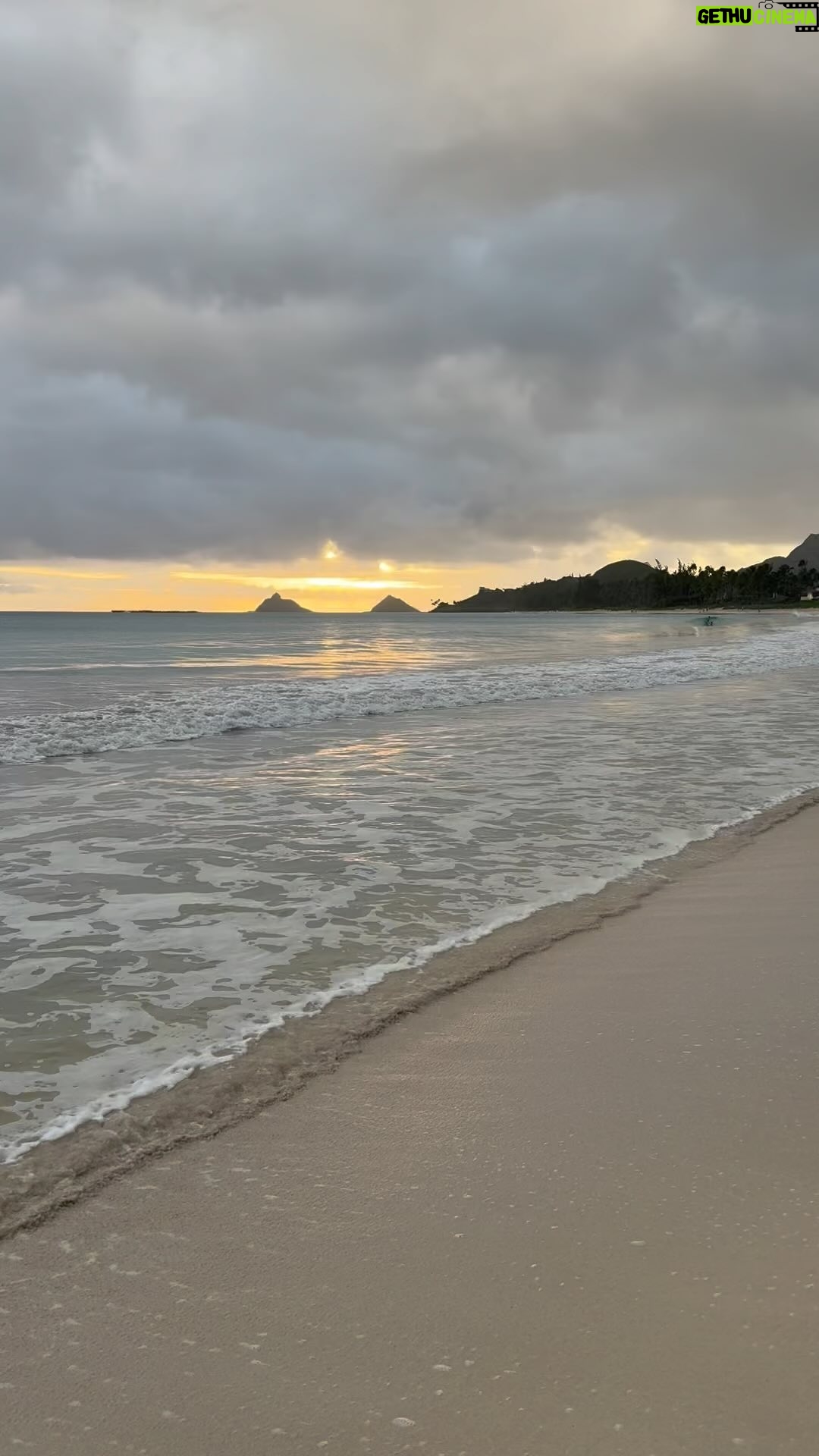 Tulsi Gabbard Instagram - Sending aloha and well wishes on this beautiful Easter Sunday 🙏🏽 #grateful