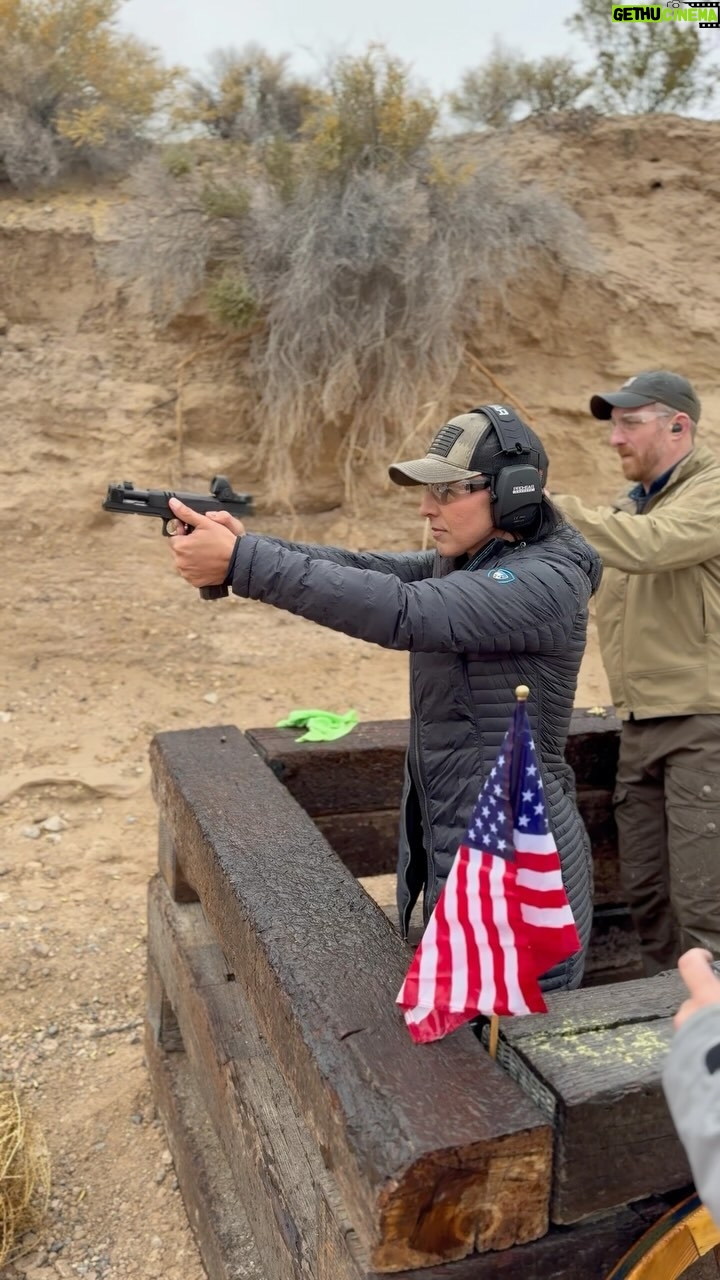 Tulsi Gabbard Instagram - Range day @shotshow with @staccato2011 at the incredible @prairiefirenevada facility! Thanks to the team for an awesome experience. It was a privilege to meet so many veterans of the military and law enforcement!