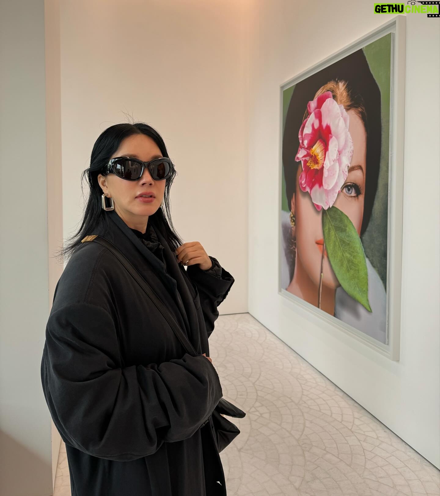 Uhm Jung-hwa Instagram - 비맞고 하루종일 걷다,,보다,,,#paris #URSFISCHER @gagosian