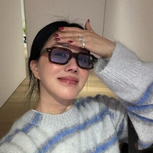 Uhm Jung-hwa Instagram - 날씨가 좋아서 그냥 집으로 돌아올수 없었던 오늘 #슈퍼 #셀카 #머리산발 #봄바람이야
