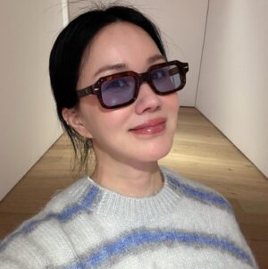 Uhm Jung-hwa Instagram - 날씨가 좋아서 그냥 집으로 돌아올수 없었던 오늘 #슈퍼 #셀카 #머리산발 #봄바람이야