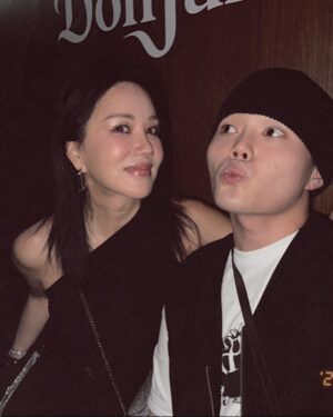 Uhm Jung-hwa Instagram - 현아의 새 앨범 #attitude  #Q&A  new Ep releaseparty 에서 들었는데요 현아의 새로운 목소리를 들었어요 ,놀랍도록 감미롭고 아름다워요  앨범 구성도 강렬하고 감미롭고 청량하게 섹시해요! 초대의 멜로디와 리듬으로 여는 #rsvp 너무 좋아요.  @hyunah_aa