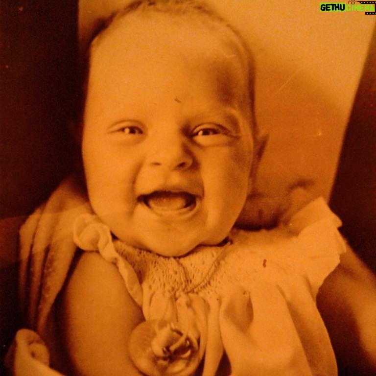 Uma Thurman Instagram - Toothless me, discovered by my mother