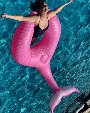 Uma Thurman Instagram - My victorious loving mermaid daughter.
A weekend of triumph on Stranger Things.
Congratulations beloved @maya_hawke 
#strangerthings  #netflix #motherlylove #mayahawke