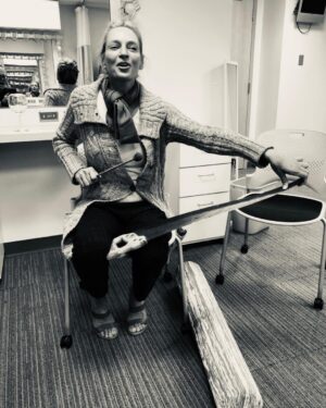 Uma Thurman Instagram - Learning the Saw!
