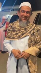 Umie Aida Instagram - MasyaAllah.. diawal bulan zulhijjah yang penuh barokah ini, semoga Allah angkat darjat Tuan Guru & Ummi sekeluarga dan sentiasa dalam lindunganNya. Aamiiin… 💝 @syeikhmuhdzainulasri