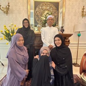 Umie Aida Instagram - Dengan kalimah Laillahaillallah Muhammadarrasullallah , dua negara Malaysia dan Indonesia seperti isi dan kuku.  Terus teguh kita menjaga ukhuwah ini hingga ke jannah 🇲🇾🇲🇨. Adab dan akhlak Nabi Muhammad SAW menjadi contoh terbaik buat kita semua. Saling sayang menyayangi dan menghormati antara satu sama lain tidak kira agama , bangsa , kaya atau miskin.  Terima kasih Tuan Guru @ustadzabdulsomad_official  sudi berkongsi ilmu buat kami. Kita doakan semoga @ermafatima diberikan rezeki utk menganjurkan acara begini dalam sambutan tahun baru 2024.  Aamiiin…
