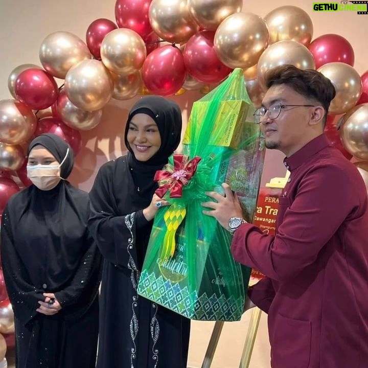 Umie Aida Instagram - Selalu kita dengar org yg balik dari umrah pasti akan ckp rindu mekah & madinah. Betul2 rindu atau sekadar kata2 sahaja ? Memang betul rindu , kalau direzekikan semoga pengakhiran nafas berakhir ketika beribadah ditanah suci. Itulah nikmat Allah berikan yang tidak dapat diungkap dengan kata2. Alhamdulilah.. cawangan @hejiratravel.selangor dilancarkan semlm. Banyak pakej yang menarik disediakan. Semoga dapat membantu bakal jemaah umrah dan memberi keselesaan yang sebaiknya. Tahniah sekali lagi utk HejiraTravel ❤️