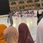 Umie Aida Instagram - Tawaf sunat itu adalah Sunatullah bukan sekadar sunnah yang dilakukan oleh Rasulullah. Semua makhluk Allah yang dibumi hatta di langit sekalipun bertawaf sebagai menunjukkan ketaatan mereka patuh kepada Allah SWT . Jika “semua makhluk Allah bertawaf” sebagai menunjukkan kepatuhan mereka beribadah kepada Allah SWT maka sebagai manusia yang dikurniakan Allah dengan banyak kelebihan sewajarnyalah memperbanyakkan Tawaf sebagai tanda kita taat dan patuh kepada Allah yang Esa. Kalau boleh setiap kali sebelum masuk waktu solat fardu lakukan tawaf sunnat. Sebaiknya jangan lepas sunat tawaf selepas solat subuh dan selepas solat asar. Apapun mengikut kemampuan kita. InsyaAllah.. pasang niat yang baik2 dan minta padaNya . @tridtravel