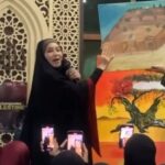 Umie Aida Instagram - Tak kenal maka tak cinta ~ sejarah para Anbiya dibumi Palestine ~ Ustazah @asnimansor Terima kasih Ustazah yang menyampaikan subject sejarah dengan santai tapi padu dan membuat jemaah tak mengantuk. Itu feedback yang saya dpt dari jemaah semlm. 😃 Dengan kita belajar sejarah para Anbiya akan meningkatkan keimanan kita. Banyak lagi kisah2 Anbiya yang tidak dapat ustazah teruskan semlm ..maka akan ada kesenambungan topik ini. InsyaAllah… Terima Kasih @farhatulfairuzah @zizi_kirana dengan bacaan Yassin dan Qunut Nazilah. Dan terima kasih kepada semua jemaah yang telah hadir semlm, pihak MusollahAisya memohon maaf jika ada kekurangan. Semoga Allah berkati dan kita semua sentiasa dalam redhoNya Allah SWT. Aamiiin.. #savepalestine