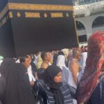 Umie Aida Instagram - Tawaf sunat itu adalah Sunatullah bukan sekadar sunnah yang dilakukan oleh Rasulullah. Semua makhluk Allah yang dibumi hatta di langit sekalipun bertawaf sebagai menunjukkan ketaatan mereka patuh kepada Allah SWT . Jika “semua makhluk Allah bertawaf” sebagai menunjukkan kepatuhan mereka beribadah kepada Allah SWT maka sebagai manusia yang dikurniakan Allah dengan banyak kelebihan sewajarnyalah memperbanyakkan Tawaf sebagai tanda kita taat dan patuh kepada Allah yang Esa. Kalau boleh setiap kali sebelum masuk waktu solat fardu lakukan tawaf sunnat. Sebaiknya jangan lepas sunat tawaf selepas solat subuh dan selepas solat asar. Apapun mengikut kemampuan kita. InsyaAllah.. pasang niat yang baik2 dan minta padaNya . @tridtravel