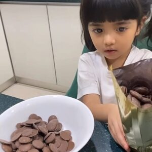 Umie Aida Instagram - Practice makes perfect. Next year boleh ambik order ye. 😂 kuih raya pertama aisya humaira.