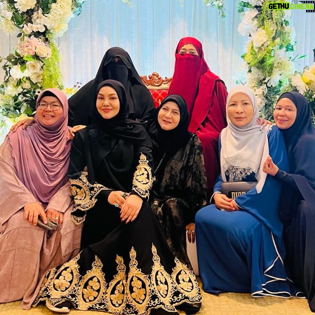 Umie Aida Instagram - Festival Ummah MegaHaflah ~ Dato @rozzanarahmat MasyaAllah.. majlis yang penuh pengisian , semoga sis sekeluarga diberkatiNya dan sentiasa dalam rahmatNya . Aamiiin 💝