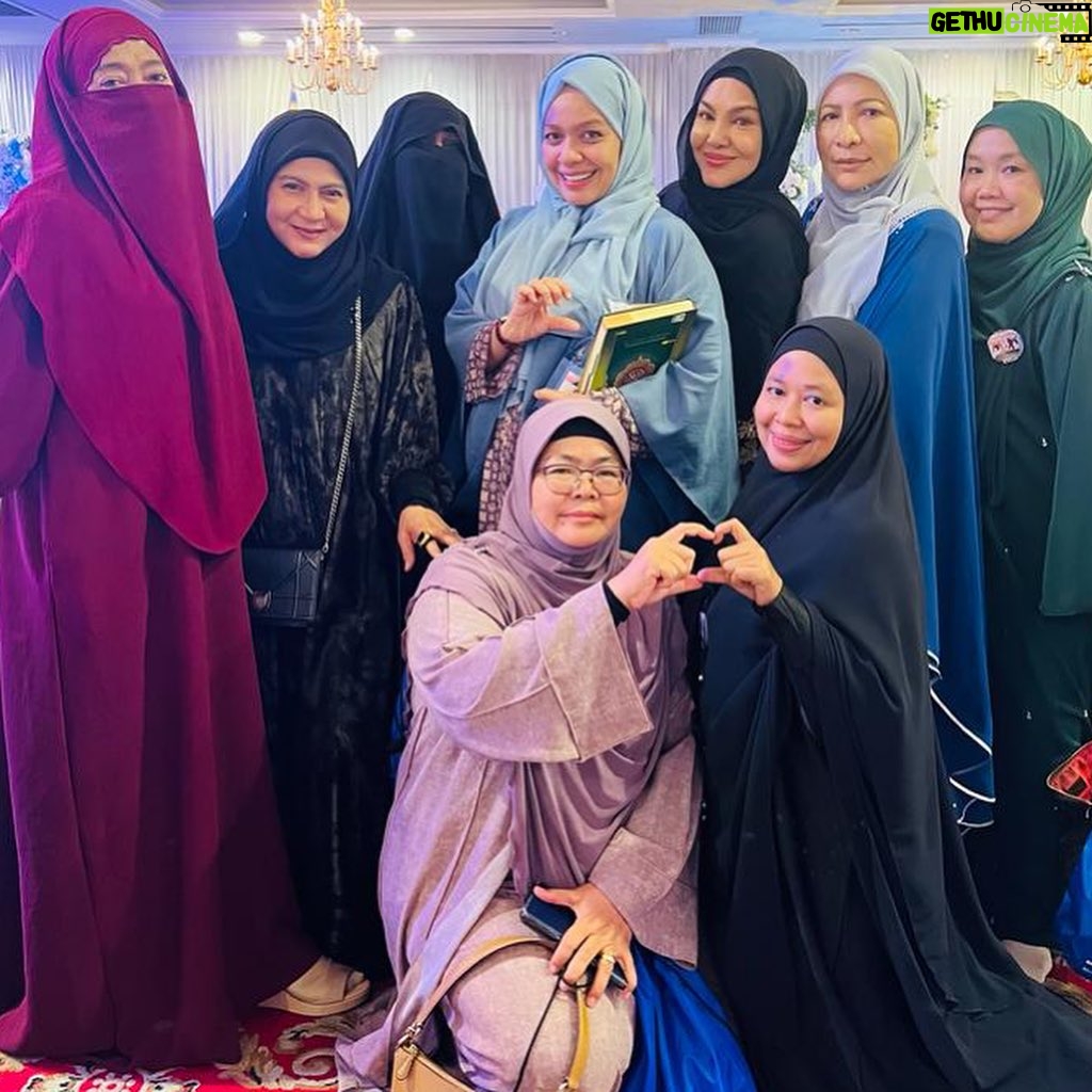 Umie Aida Instagram - Festival Ummah MegaHaflah ~ Dato @rozzanarahmat MasyaAllah.. majlis yang penuh pengisian , semoga sis sekeluarga diberkatiNya dan sentiasa dalam rahmatNya . Aamiiin 💝