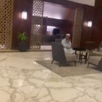 Umie Aida Instagram - Alhamdulilah.. atas kurniaanNya dapat rezeki bertemu dengan Tuan Guru @syeikhmuhdzainulasri dan Ustaz Moqti di mekah. 💝 akhlak guru yang MasyaAllah