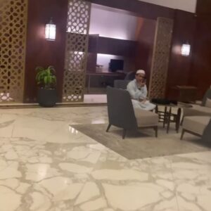 Umie Aida Instagram - Alhamdulilah.. atas kurniaanNya dapat rezeki bertemu dengan Tuan Guru @syeikhmuhdzainulasri dan Ustaz Moqti  di mekah. 💝 akhlak guru yang MasyaAllah