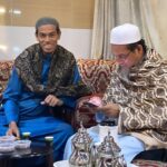Umie Aida Instagram - Alhamdulilah.. atas kurniaanNya dapat rezeki bertemu dengan Tuan Guru @syeikhmuhdzainulasri dan Ustaz Moqti di mekah. 💝 akhlak guru yang MasyaAllah