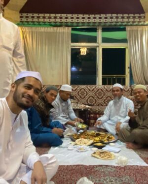 Umie Aida Instagram - Alhamdulilah.. atas kurniaanNya dapat rezeki bertemu dengan Tuan Guru @syeikhmuhdzainulasri dan Ustaz Moqti  di mekah. 💝 akhlak guru yang MasyaAllah