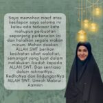Umie Aida Instagram - Assalammualaikum… alhamdulilah rezeki hadir tanpa diduga. InsyaAllah esok saya akan berangkat. Doakan saya ye. Semoga Allah berikan rezeki buat sahabat2 semua utk mengerjakan haji dan umrah. Aamiiin 💝 @tridtravel