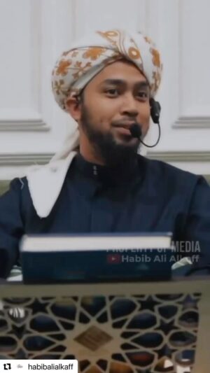 Umie Aida Instagram - Allahumma salli `ala sayyidina muhammadin wa`ala ali sayyidina muhammad.  @habibalialkaff