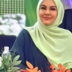 Umie Aida Instagram - Assalammualaikum.. Alhamdulilah atas teguran buat saya tentang post video artis di festival Sunnah. Saya terima teguran dengan hati terbuka. Dan disini saya kongsikan sedikit rangka perjlnan majlis Festival Sunnah Muslimat dikedah. Majlis bermula pukul 12tghari dan berakhir 2.30tghari jumaat. Tiada ada lelaki sepjg majlis berlangsung.. baik dlm stadium mahupun diluar stadium. - Kami mulakan majlis dengan Asma Ul Husna. Dan bacaan Yassin oleh Ustazah Nawiah Abu. - Maulid - Qasidah - bacaan ayat Al Quran & selawat. Antara lirik qasidah adalah puji-pujian pada Allah SWT , kisah Rasullullah SAW dan selawat. Dan lirik qasidah ditulis oleh ulamak2 terdahulu yang penuh kecintaan pada Allah dan Rasullullah. Kerinduan yang mendalam. Bukan satu nyanyian kosong yang boleh melalaikan. - Tausiah oleh Ustazah Fatimah Iksir - selesai majlis. Dimana bida’ah yang dikatakan? Mohon berhati2 dalam lisan kita semua . Baik..bab posting pulak. Yang ini saya sgt berhati-hati utk tidak post sahabat2 yang berniqap. Baik dari kumpulan hadrah mahupun penonton yg hadir. Menyebarkan kebaikkan sgt luas caranya dan ber fasa- fasa utk mencapai satu fasa yang sempurna dimata manusia. Naudzubillah Min Dzalik Artis seperti saya yang baru berhijrah banyak kelemahan. Saya seperti bayi yang baru nak merangkak. Pendosa yang mencari RedhoNya Allah SWT. Cinta Allah SWT dan cinta Rasullullah SAW. Dan akan menyebarkan kebaikkan.. InsyaAllah utk golongan pendosa seperti saya utk berhijrah. "dakwah jua ada sunnah...bilhikmah...kesyadidan anda menyebabkan org yang baru berhijrah seperti saya menjadi takut untuk mendekati insan2 "masturat" seperti anda.. mudahnya meletakkan bathil mudah jugak menjadi penghukum yang tidak mudah ialah berdakwah dengan santun... Semoga kita semua sentiasa dalam rahmatNya dan RedhoNya Allah SWT. Saya mohon maaf atas kata2 saya dan semoga sama-sama kita berpegangan tangan dalam satu tujuan kejalanNya dan sebarkan dengan kasih sayang. Alhamdulilah Ala Kulli Haal wa ni’mah 💝