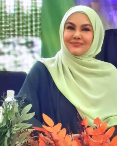 Umie Aida Instagram - Assalammualaikum.. Alhamdulilah atas teguran buat saya tentang post video artis di festival Sunnah. Saya terima teguran dengan hati terbuka. Dan disini saya kongsikan sedikit rangka perjlnan majlis Festival Sunnah Muslimat dikedah. Majlis bermula pukul 12tghari dan berakhir 2.30tghari jumaat. Tiada ada lelaki sepjg majlis berlangsung.. baik dlm stadium mahupun diluar stadium. - Kami mulakan majlis dengan Asma Ul Husna. Dan bacaan Yassin oleh Ustazah Nawiah Abu. - Maulid - Qasidah - bacaan ayat Al Quran & selawat. Antara lirik qasidah adalah puji-pujian pada Allah SWT , kisah Rasullullah SAW dan selawat. Dan lirik qasidah ditulis oleh ulamak2 terdahulu yang penuh kecintaan pada Allah dan Rasullullah. Kerinduan yang mendalam. Bukan satu nyanyian kosong yang boleh melalaikan. - Tausiah oleh Ustazah Fatimah Iksir - selesai majlis. Dimana bida’ah yang dikatakan? Mohon berhati2 dalam lisan kita semua . Baik..bab posting pulak. Yang ini saya sgt berhati-hati utk tidak post sahabat2 yang berniqap. Baik dari kumpulan hadrah mahupun penonton yg hadir. Menyebarkan kebaikkan sgt luas caranya dan ber fasa- fasa utk mencapai satu fasa yang sempurna dimata manusia. Naudzubillah Min Dzalik Artis seperti saya yang baru berhijrah banyak kelemahan. Saya seperti bayi yang baru nak merangkak. Pendosa yang mencari RedhoNya Allah SWT. Cinta Allah SWT dan cinta Rasullullah SAW. Dan akan menyebarkan kebaikkan.. InsyaAllah utk golongan pendosa seperti saya utk berhijrah. 