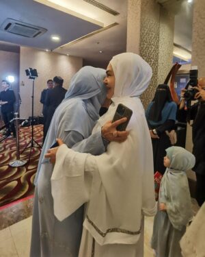 Umie Aida Instagram - Bersama my bff aisya humaira ke program Nuzul Quran anjuran @infaq_ihsan 
Jazakillahu kheir Dato @rozzanarahmat  atas jemputan. Semoga Allah luaskan rezeki utk teruskan program begini dan sentiasa dalam RedhoNya Allah SWT. Aamiiin 🌹
